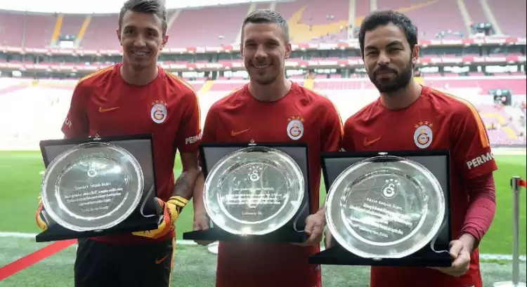 Galatasaray'da 3 isme plaket!