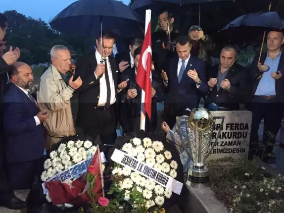 Şampiyonluk kupasını şehidin mezarına götürdüler