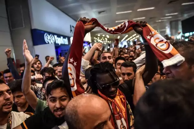 Gomis'in karşılanmasında ilginç anlar! O soruyu sordu...