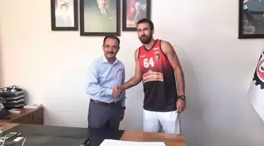 Beşiktaş'tan ayrıldı, yeni takımına imza attı