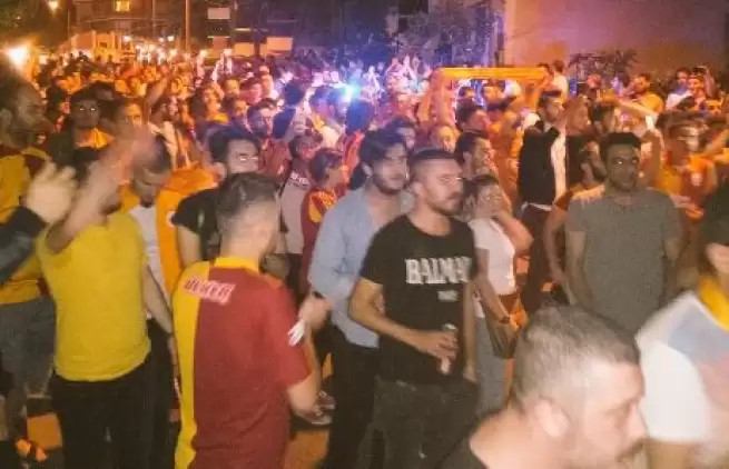 Florya'da Sneijder protestosu! Taraftar akın etti...