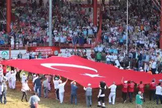 Er Meydanı'nda dev Türk bayrağı!