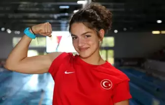 Betül Küçük 200 metre kurbağalamada...