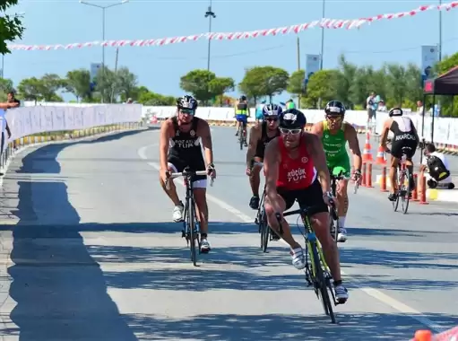 Amerikalı triatlon şampiyonu gazeteci bisikletten düşerek öldü