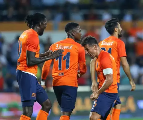 Başakşehir'in paylaşımına Sevilla'dan cevap geldi!