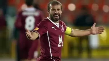 Futbolu bırakan Gökdeniz Karadeniz'e liyakat nişanı