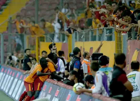 Galatasaray taraftarı öyle bir coştu ki... YIKILIYOR!