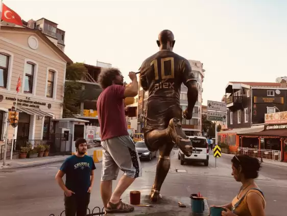 Lefter ve Alex heykellerine restorasyon