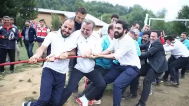 Bakan futbol oynadı, halat çekti!