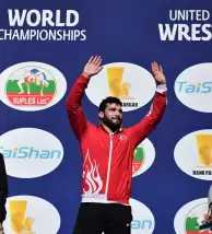 Cumhurbaşkanı Erdoğan, şampiyon güreşçiyi kutladı