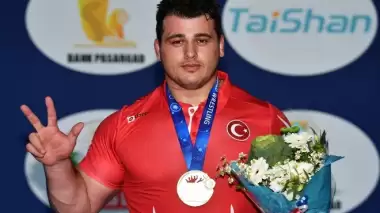 Bahçeli'den milli güreşçi Kayaalp'e kutlama