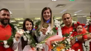 Şampiyon yurda döndü: "Türk milletine bu gururu..."