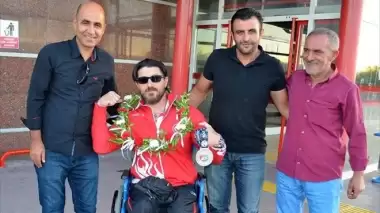 Milli sporcu çiçeklerle karşılandı