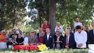 Metin Oktay, kabri başında anıldı