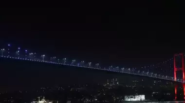 15 Temmuz Şehitler Köprüsü, Slovenya'nın bayrak renklerine büründü