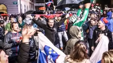 Slovenya zafer sarhoşu!