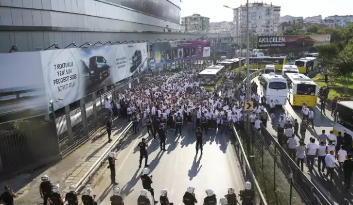 Beşiktaşlı taraftarlar derbi maç için toplanmaya başladı