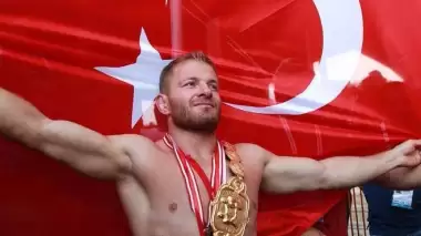  İsmail Balaban, 3. kez başpehlivan oldu! Galibiyetini annesine hediye etti