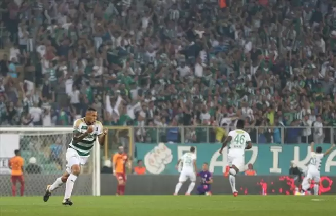 Bursaspor taraftarları 3 basın mensubunu yaraladı