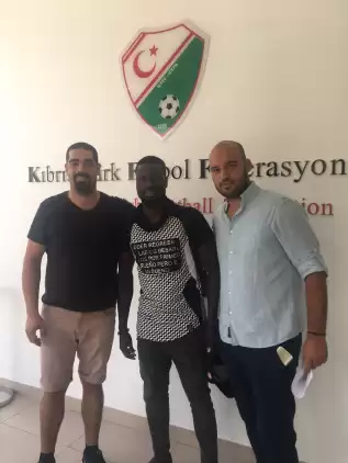 Eboue yeni takımıyla imzaladı!