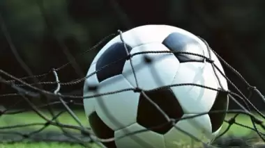 Eski futbolcular yardım maçında!