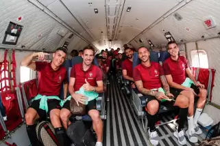 Savaş uçağına binmek zorunda kaldılar!