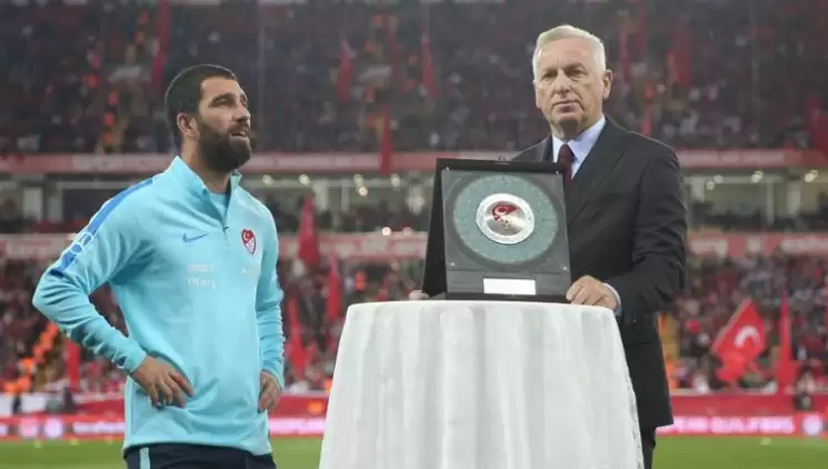 Milli maç öncesi Arda Turan'a büyük şok! Plaket alırken...