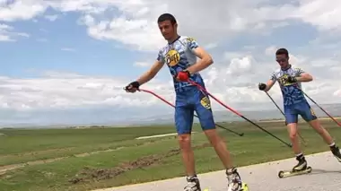 Kayakçılar asfalt yolda olimpiyatlara hazırlanıyor