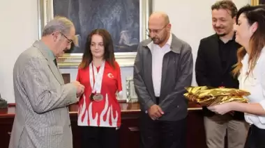 Büyükerşen'den milli yüzücü Sümeyye'ye ödül