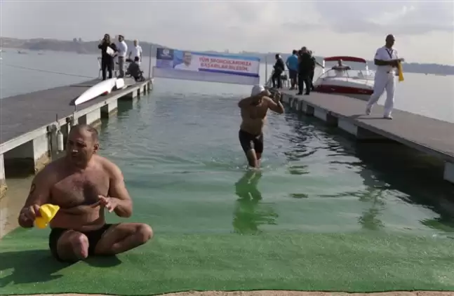 Yüzücüler Seyhan Baraj Gölü'nde kulaç attı