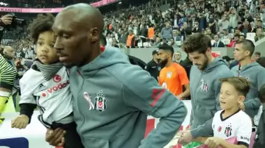 Beşiktaş-Medipol Başakşehir maçı öncesi anlamlı pankart