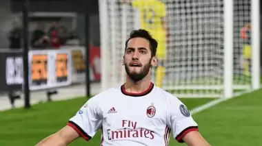 Hakan siftah yaptı, Milan kara bulutları dağıttı!