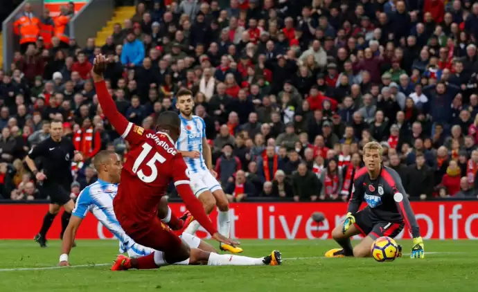 Liverpool, Huddersfield engelini rahat geçti!