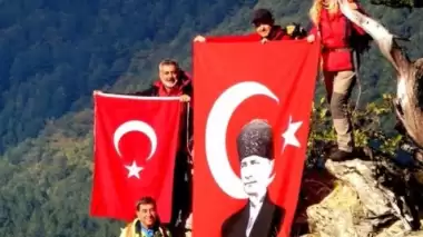 Bin 500 metre yükseklikte bayrak açtılar