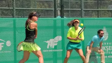 İpek Soylu çiftlerde çeyrek finalde!