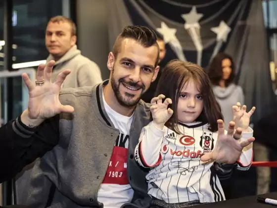 Video - Negredo, imza gününde taraftarlarla buluştu