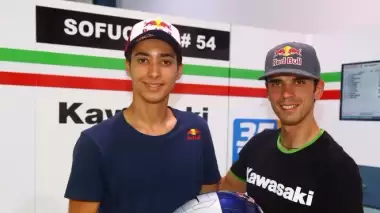 Video - "Tek teker Arif"in oğlu pistin tozunu attırıyor