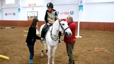 Türkiye'nin pony eğitmenlerini yetiştiriyorlar