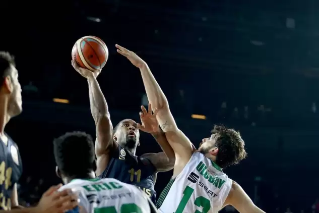 Darüşşafaka Fenerbahçe'yi devirdi