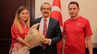 Dünya şampiyonu para-tekvandocudan Vali Yavuz'a ziyaret