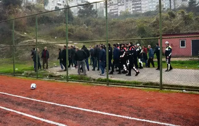 Zonguldak'ta amatör maçta arbede çıktı!