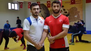 Bakan Osman Aşkın Bak'tan grekoromen güreşçilere tebrik!