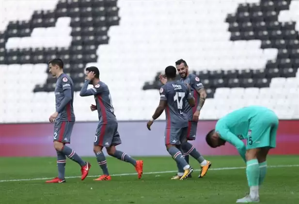 Özet - Beşiktaş, Manisaspor'u gole boğdu! Negredo ve Lens coştu:9-0!