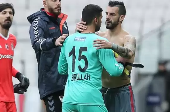 Maç sonu gözyaşlarını tutamayan Emrullah Şalk'ı Negredo teselli etti!