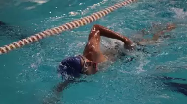 Yarı karanlık dünyasını kulaçlarıyla aydınlatıyor