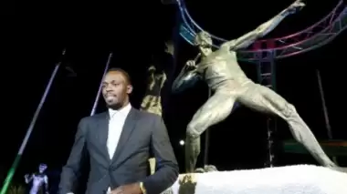 Bolt'un heykeli dikildi