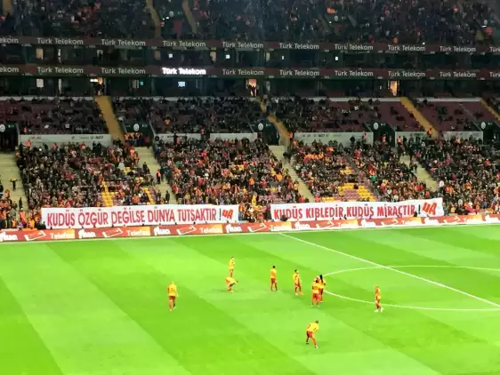 Galatasaraylı oyuncular golden sonra Kudüs pankartına gitti