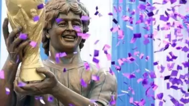 Maradona'nın heykelini diktiler