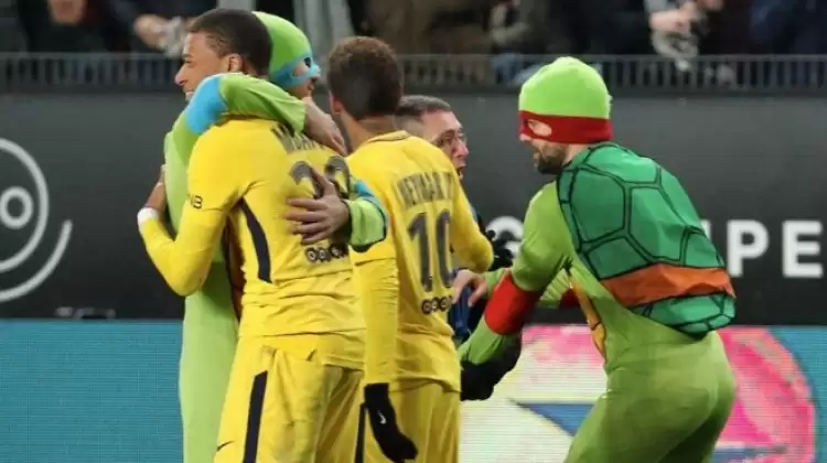 PSG maçında Ninja Kaplumbağalar sürprizi! Donatello lakaplı Mbappe'ye koştular...