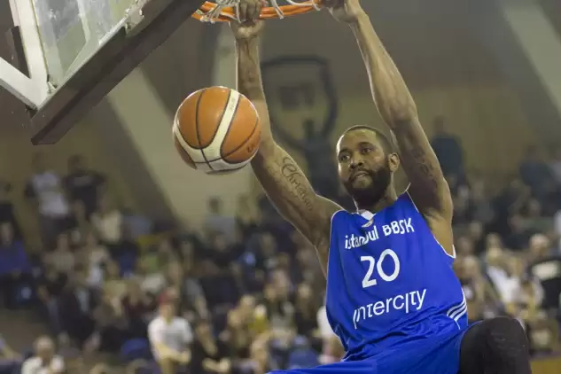 Buckner, Anadolu Efes maçı öncesi potayı kırdı! İşte o anlar...